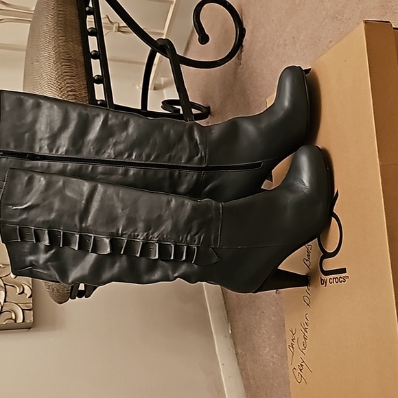 DARK GRAY KNEE HIGH LEATHER SIDE RUFFLE BOOTS - Picture 4 of 6